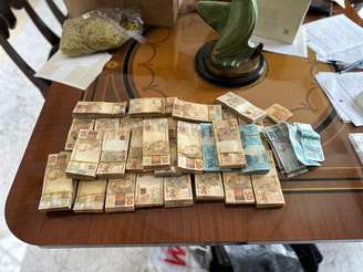 Foto de dinheiro apreendido durante megaoperação da Polícia Federal e outros órgãos que apuram a atuação do PCC no setor de combustíveis no Brasil