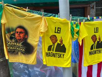 Camiseta da Lei Magnitsky é vendida em ato bolsonarista em Copacabana