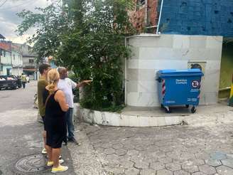 Ionilton Gomes de Aragão aponta para a lixeira no Santa Inês, zona leste de São Paulo, onde fundou o Varre Vila.