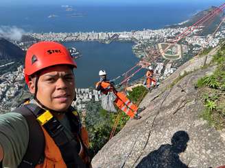 Moyses da Silva de Brito, supervisor dos garis-alpinistas da Comlurb, no Rio de Janeiro. “A maior parte é jogar lixo para baixo”.