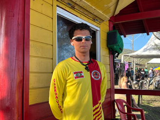 Gustavo Martins Ramalho, 21, é surfista e atua como guarda-vidas na Praia da Vila, em Imbituba