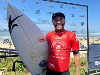 Jadson André venceu bateria disputada e se classificou às quartas do torneio, ao lado de Caio Costa