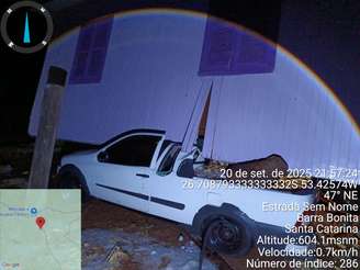 Casa vai parar em cima de carro após tornado atingir município em Santa Catarina