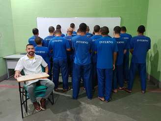 Vencedor do Prêmio Professor do Ano 2025 com os alunos detentos (Imagem Arquivo Pessoal)