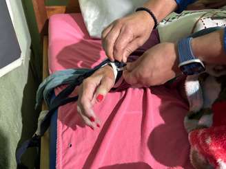 Idosos são encontrados amarrados em asilo clandestino durante fiscalização da Prefeitura do Rio de Janeiro