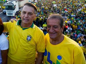 Jair Bolsonaro ao lado de Valdemar Costa Neto em ato em Brasília antes de a prisão domiciliar do ex-presidente ser decretada