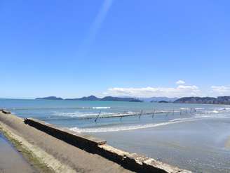 Destroços de veleiro inglês ficou à mostra na orla da praia de Santos