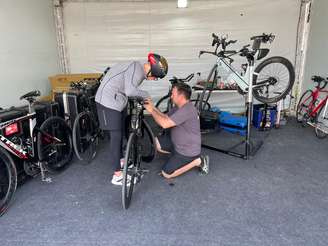 Profissional faz ajustes em bicicleta antes do Ironman 70.3, em Florianópolis (SC)