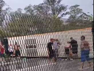 ônibus com torcedores do Flamengo tomba no Rio