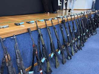 Armas de exércitos da Venezuela, Argentina, Peru e Brasil estão entre o arsenal de mais de 90 fuzis apreendidos na megaoperação no RJ