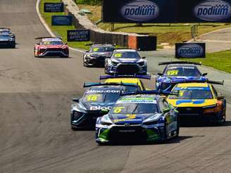 Os novos carros da Stock em ação em Interlagos