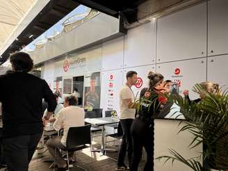 Grosjean marcou presença no paddock de Interlagos nesta sexta (07)