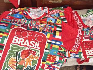 Estampa foi desenvolvida por Geni, que fala com orgulho sobre como pensou nos mínimos detalhes para que a camiseta representasse a COP30 sem perder a cara de Belém