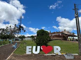 Placa no centro de Rio Bonito, atingida pelo tornado que devastou a cidade.