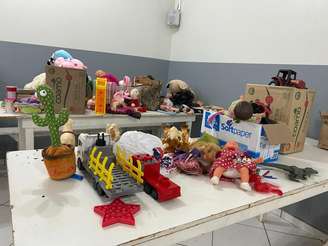 Mesas com brinquedos direcionados para crianças acolhidas no abrigo em Laranjeiras do Sul