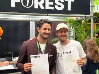 Alexandre Pato mostra desenho feito com Vettel