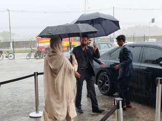 Maryam Nawaz, ministra-chefe de governo em Punjab, e próxima na linha sucessória do governo do Paquistão. Ela e sua comitiva ficaram 'ilhados' por temporal na COP-30.