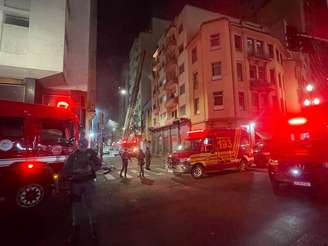 Bombeiros atuam em incêndio na Avenida São João, centro de São Paulo.