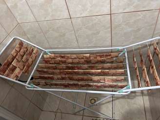 Varal de dinheiro encontrado em um dos endereços alvo de busca e apreensão