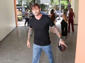Dado Dolabella comparece à delegacia após ser acusado de agredir ex