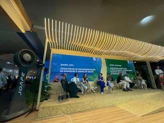 Leticia Senatore, gerente de Meio Ambiente da Vivo, durante participação no painel “Estratégias de descarbonização: da operação à cadeia de valor”