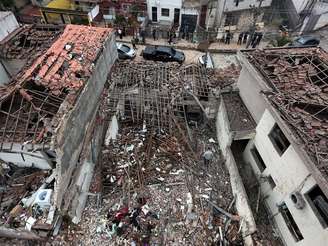 Destruição é vista na manhã desta sexta-feira, 14 de novembro de 2025, devido uma explosão que causou um incêndio na noite de ontem, quinta-feira (13) em uma casa que armazenava fogos de artifício no Tatuapé, na Zona Leste de São Paulo, deixou uma pessoa morta e ao menos dez feridas.