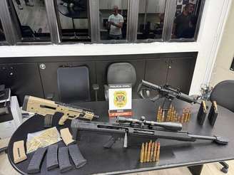 Foram apreendidos três fuzis de guerra que estavam dentro de uma cama-baú, sendo que um deles era utilizado para abater carros de combate e aeronaves. Projéteis e munições também foram recolhidos.