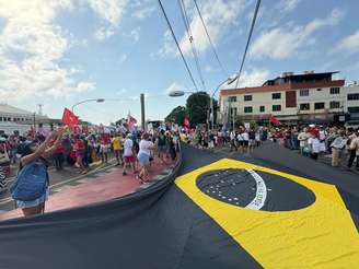Bandeira do Brasil teve o verde e azul substituído pelo preto em protesto