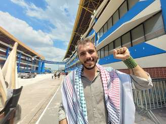 O ativista humanitário Thiago Ávila durante a Marcha Global pelo Clima em Belém (PA), neste domingo, 15