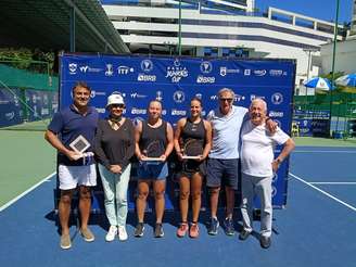 Nathalia Tourinho à direita 