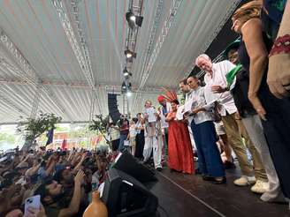 Autoridades posam com a carta da Cúpula dos Povos