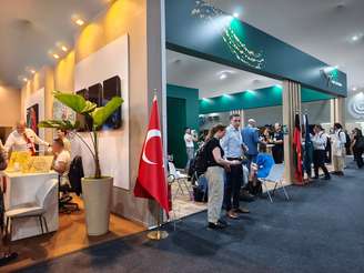 Austrália e Turquia são vizinhos na zona azul da COP-30, com pavilhões de destaque em frente ao do Brasil. Os dois países disputaram a sede da COP-31, mas entraram em acordo após negociações durante a conferência em Belém.