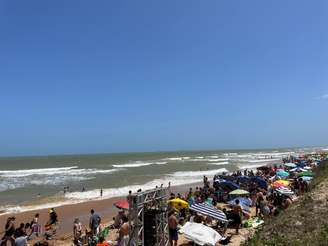 Multidão acompanha as primeiras baterias da etapa do Qualifying Series (QS) da World Surf League (WSL) na Praia de Ulé, em Guarapari (ES)