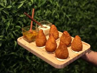 Coxinha do Bar Esperança, na Favela Parque União, Complexo da Maré, zona norte do Rio de Janeiro. Salgado concorre em premiações.