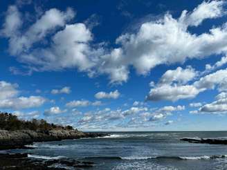 um céu nublado acima de uma costa rochosa