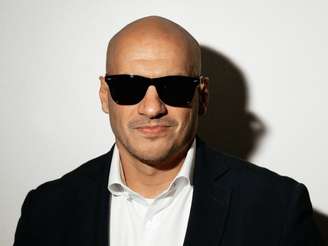 Na sua versão DJ, Giovani Loss troca os óculos de grau pelos escuros