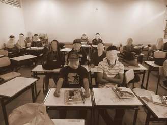 Estudantes da Escola Estadual Caran Apparecido Gonçalves, zona sul de São Paulo, em exercício de performance.