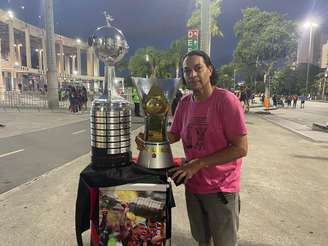 Taças das conquistas do Flamengo viraram motivo de foto