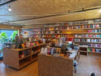 Reta final da montagem da Livraria Mantiqueira (SJC)