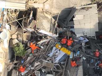 Cerca de 50 bombeiros atuam na ocorrência