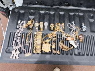 Família de Peixão, um dos traficantes mais procurados do Rio, é detida com fortuna em joias durante fuga à Bolívia