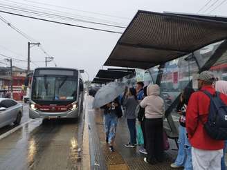 Após caos e paralisação, ônibus voltam a funcionar normalmente em SP
