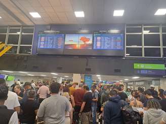 Fortes ventos resultaram no cancelamento de mais de 160 voos