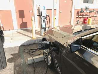 Projeto de lei de autoria dos deputados Marcelo Aguiar (Pode) e Donato (PT) regulamenta instalação de estações para recarga de veículos elétricos em condomínios