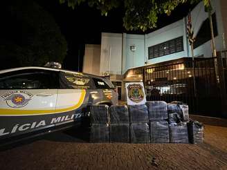 Polícia prende casal paraguaio que transportava 350 quilos de cocaína em caminhão com roupas de cama e toalha.