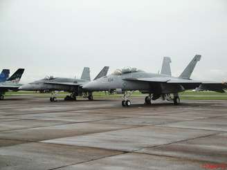 O F/A-18 é classificado como um caça multifunção, capaz de realizar tanto missões de caça quanto de ataque – MARCO AURÉLIO ESPARZ/Wikimedia Commons