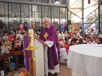 Padre Julio Lancelotti durante celebração de missa em São Paulo