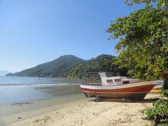 Praia do Itaguá, em Ubatuba, está entre as que estão impróprias para banhistas no litoral paulista, segundo a Cetesb.
