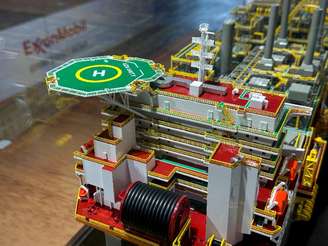 Uma miniatura da plataforma de petróleo Liza Unity, da Exxon Mobil, é exibida em um estande durante a Conferência e Exposição de Energia da Guiana, em Georgetown, Guiana
19/02/2024
REUTERS/Sabrina Valle