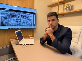 Leonardo Acioli, o dentista que se formou fazendo bicos de garçom na Baixada Fluminense para o público B, C e 40+.